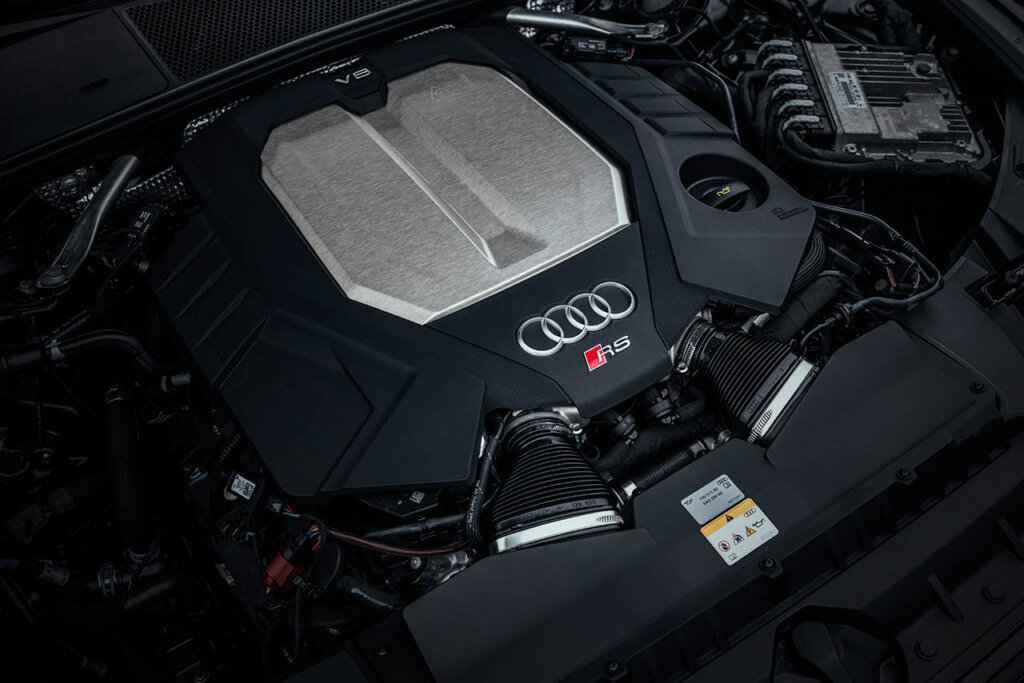 engine of a 2024 audi r6 avant