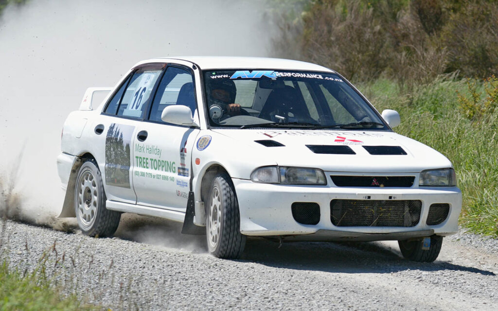 white lancer evolution 1 rally car