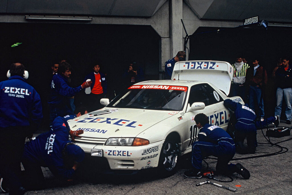 nismo pit crew fixing a r32 skyline