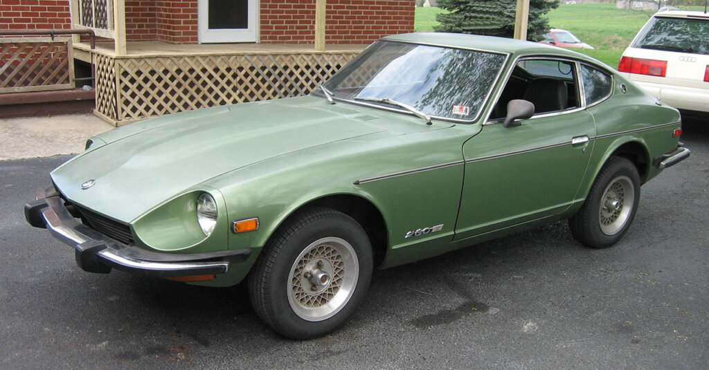 green 260z in a neighborhood