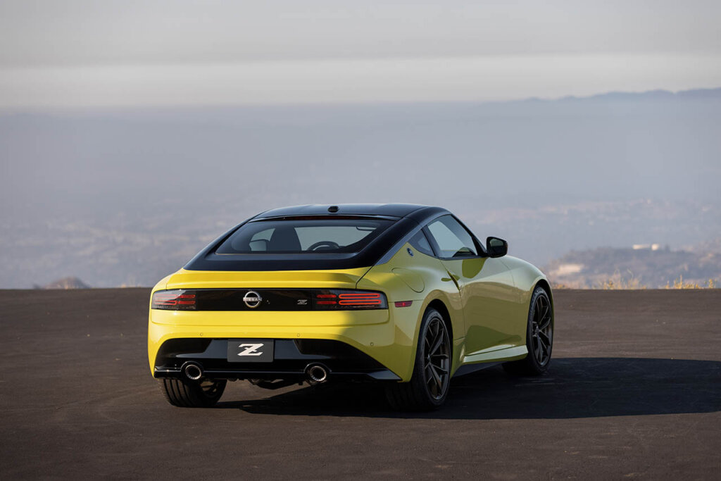 yellow nissan rz34 model overlooking a cliff