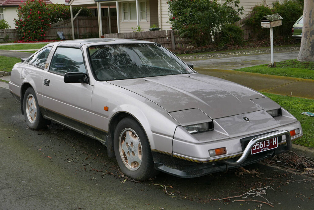 grey nissan 300zx (z31) in front of a house