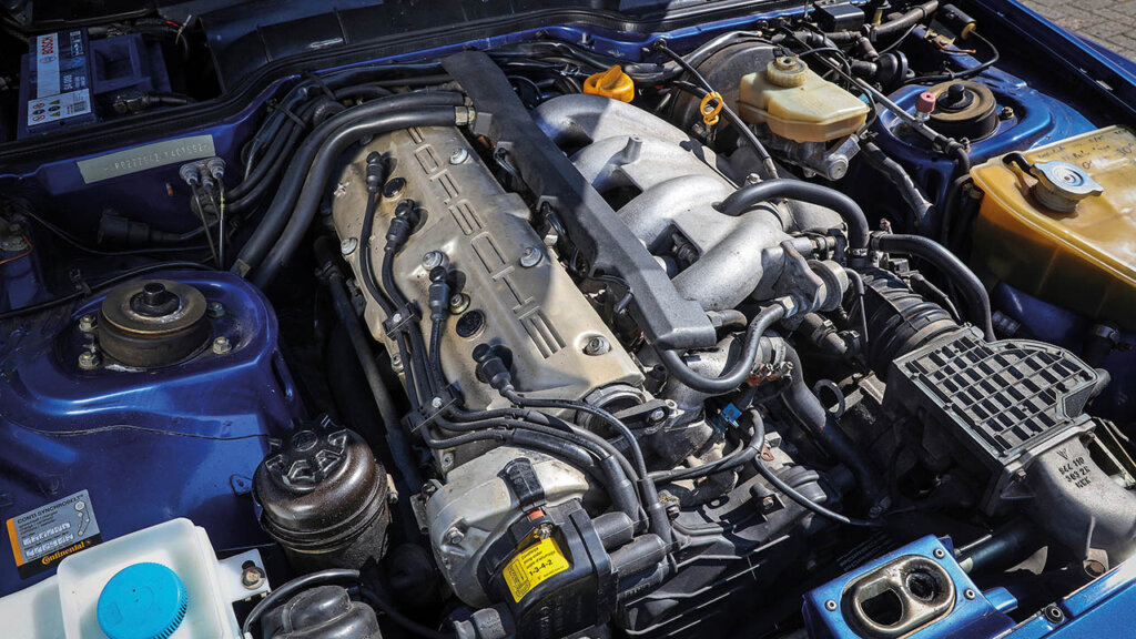 Porsche 944 S2 engine