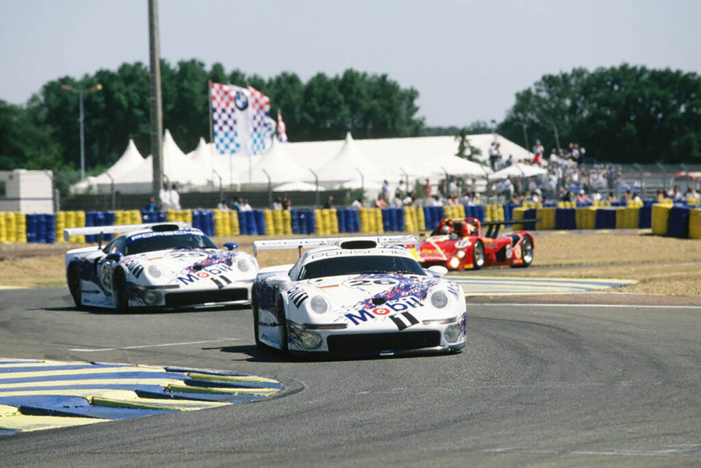 porsche 911 gt1 with mobil decal racing 
