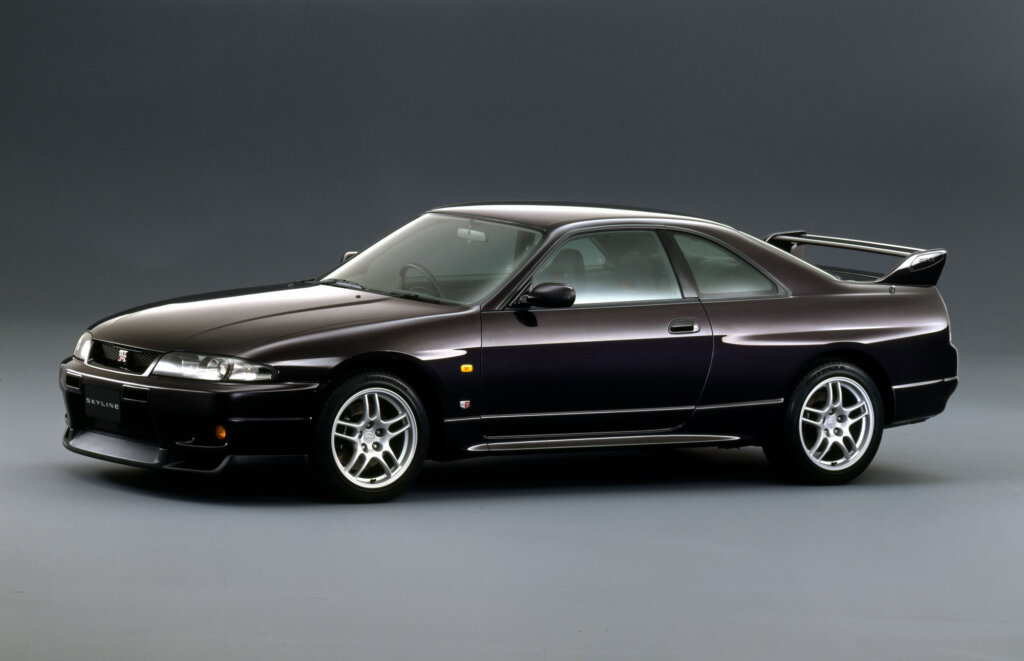 black nissan r33 skyline gt-r