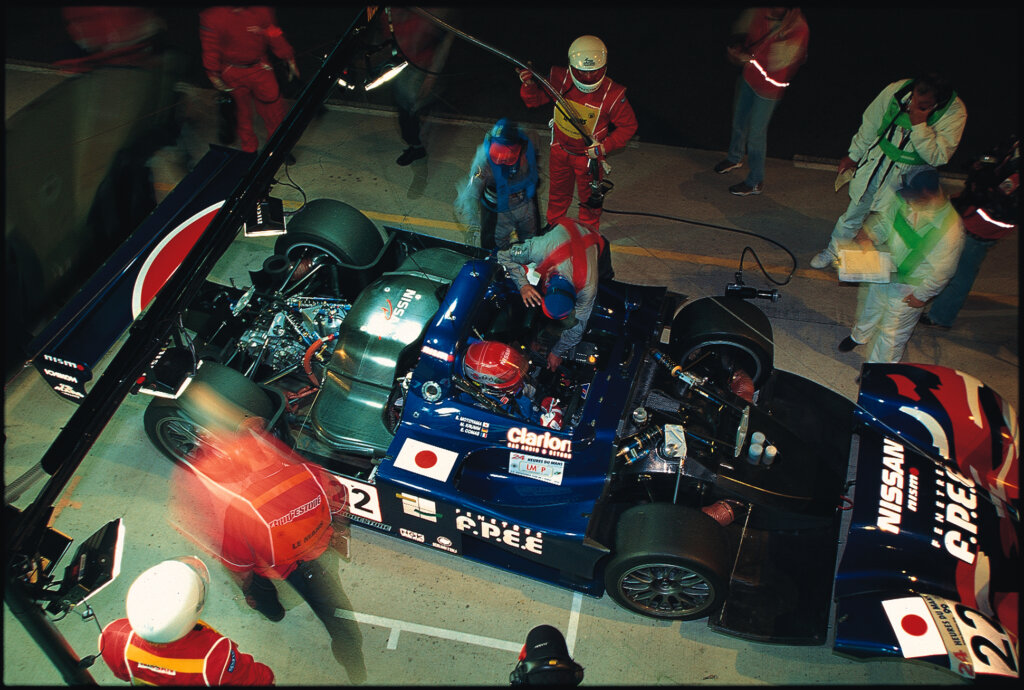 blue nissan r91CP with a pit crew
