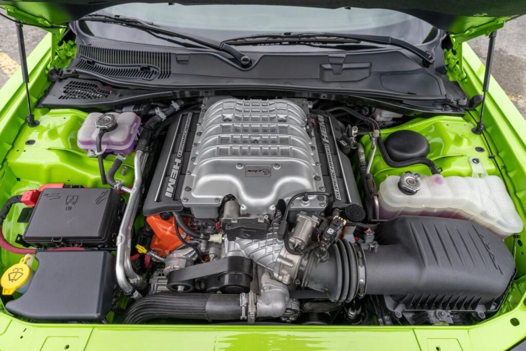 engine bay for 15' Challenger Hellcat