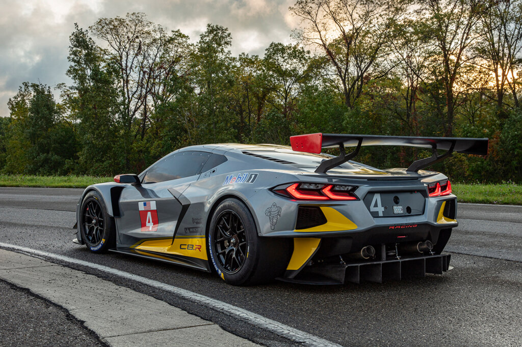 race livery C8 on track road