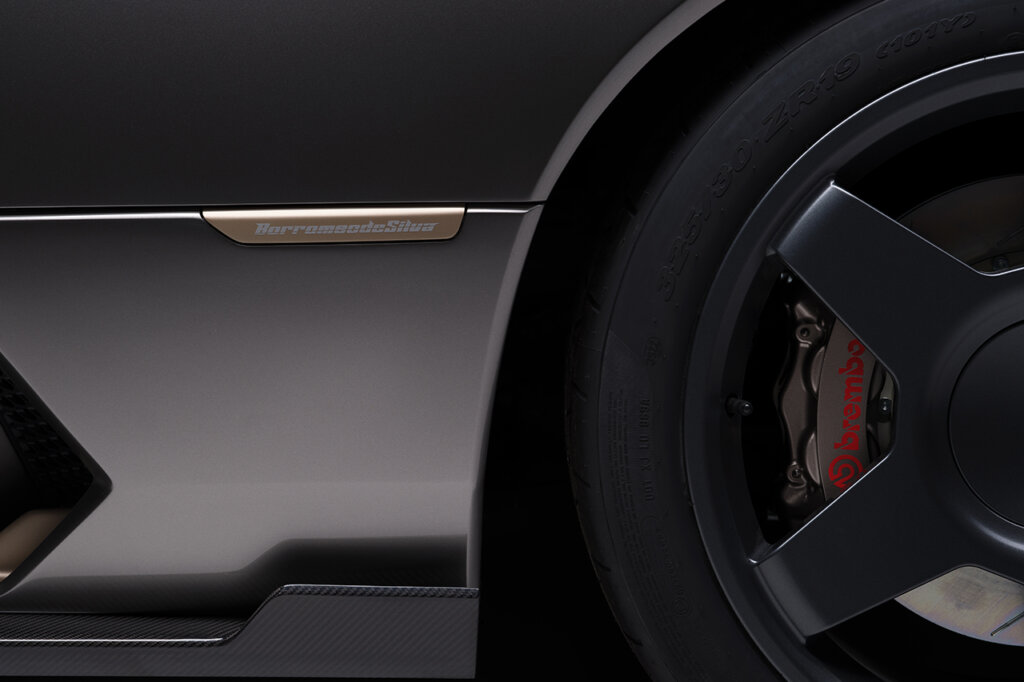 Badge on side of car next to the wheel. The badge says BorromeodeSilva