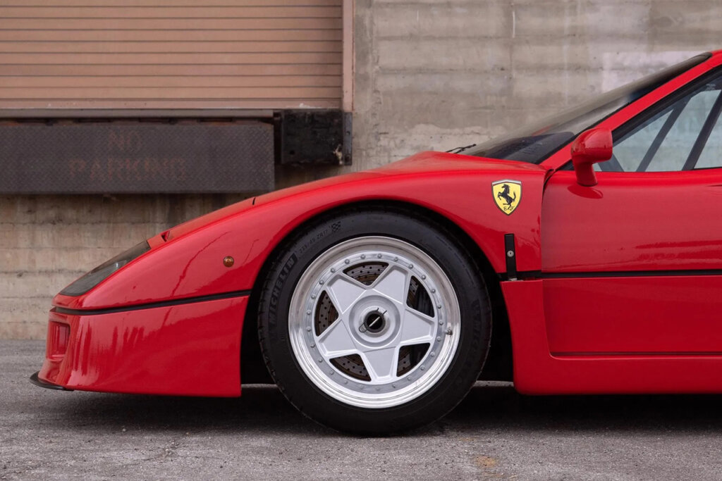 detail shot of F40 wheels and front end, Badge on the fender