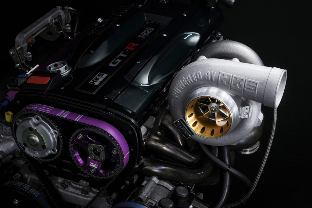 HKS powered RB28DETT engine, black engine cover and purple timing belt with a huge turbocharger on the right side of it