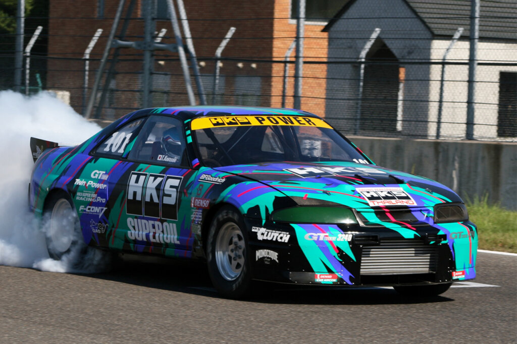 Drag R33 HKS doing a burn out