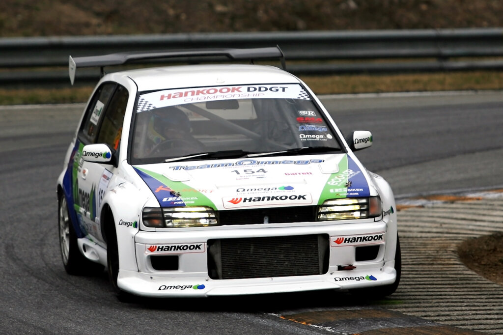 Nissan Pulsar GTi-R on racetrack with a racing livery