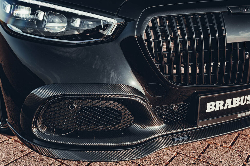 carbon splitter and vent panels on black 850