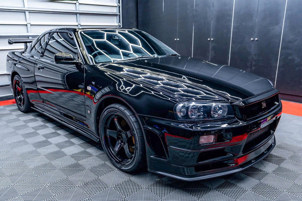 black V-Spec 2 Nur in lighted garage