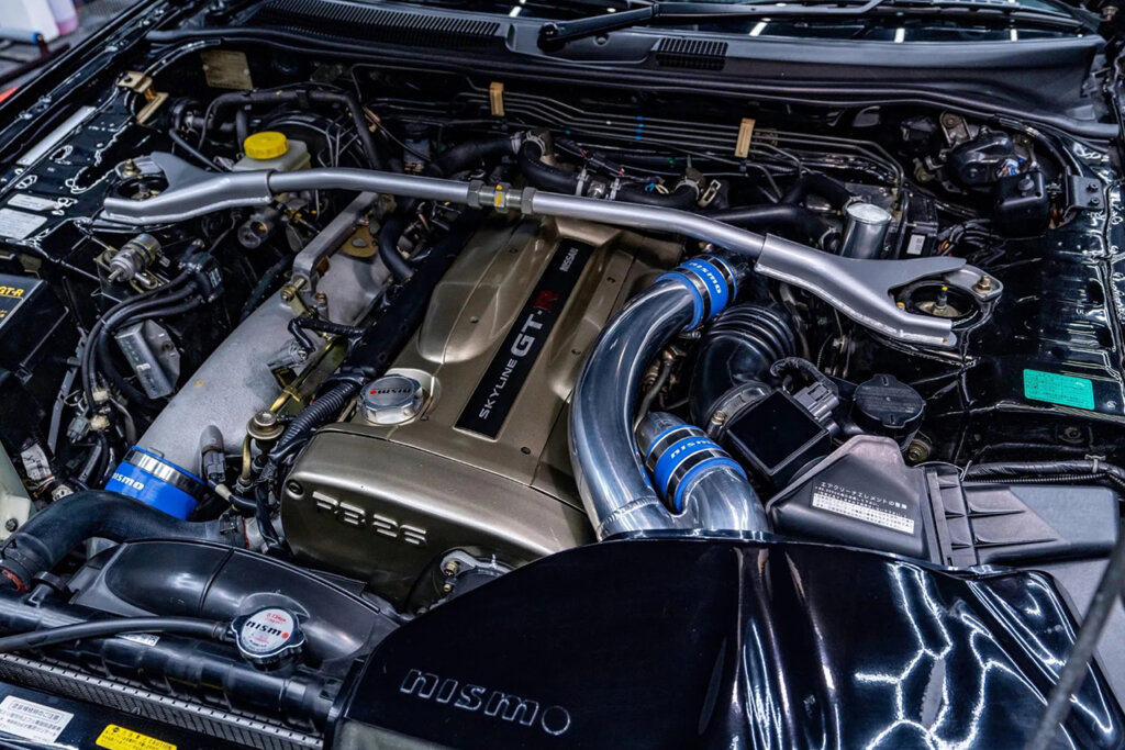 RB26DETT for the V-Spec 2 Nur gold valve cover and strut brace
