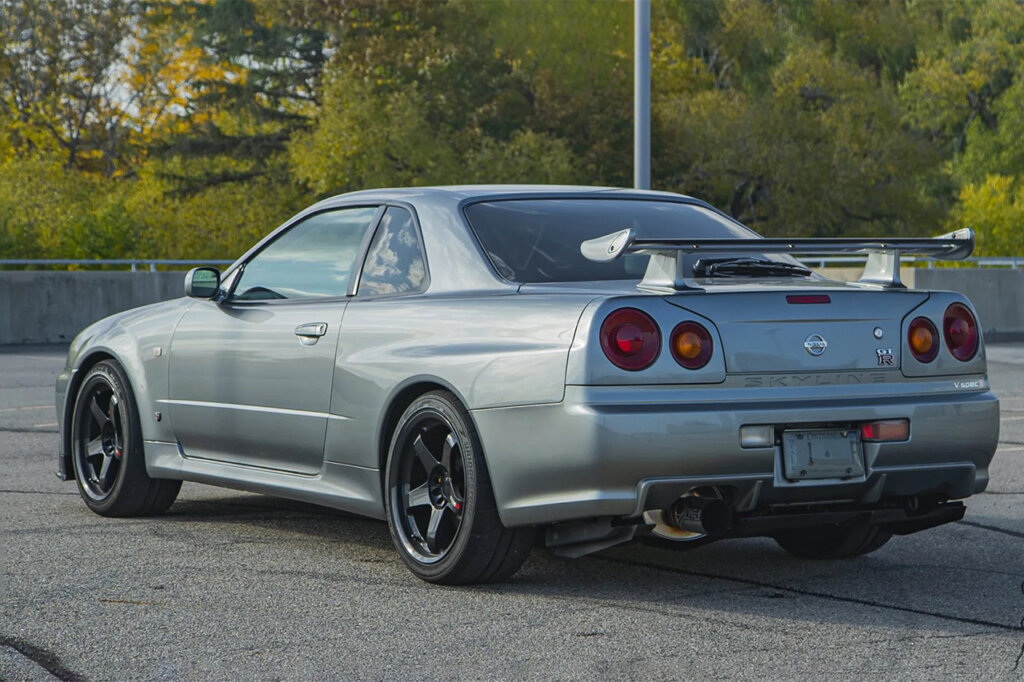 rear view side of the V-spec 2 gtr