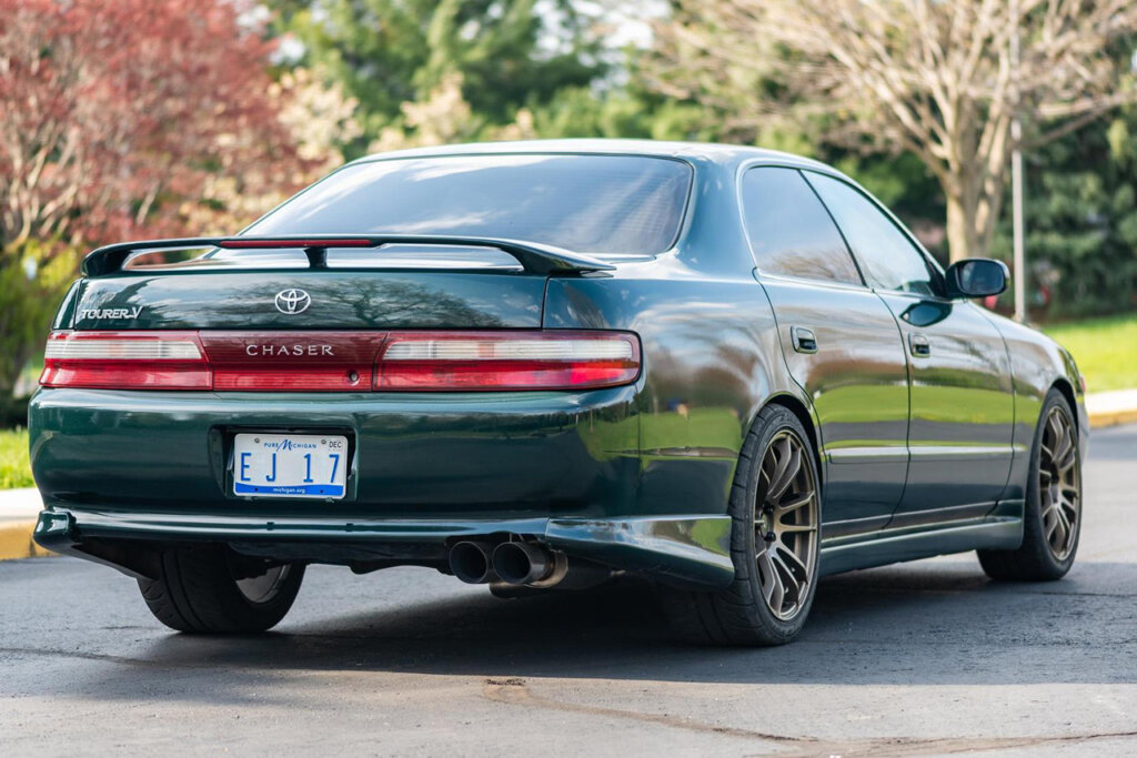 Rear side of the green Toyota Chaser x90 Tourer V parked on a street