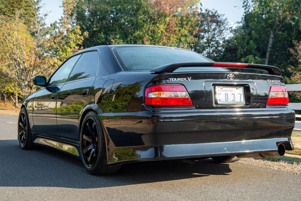 Toyota Chaser x100 Tourer V parked on a street