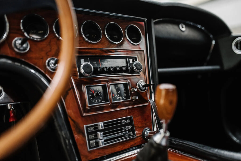 Center console of the 2000GT with wood grain finished panels