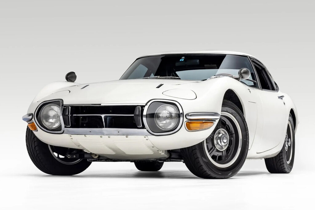 White 2000GT closeup of front end