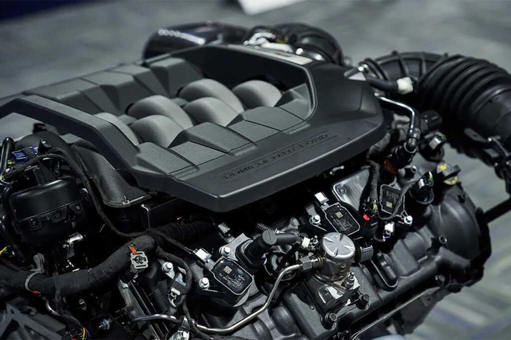 Black valve cover on the 5.0L Coyote V8 engine