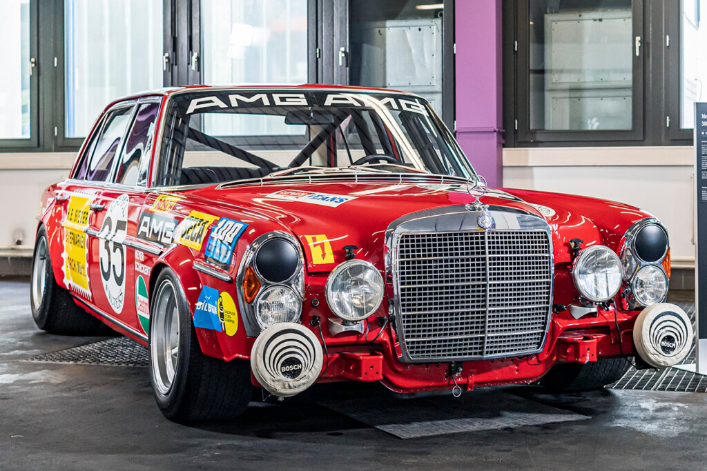 closeup image of the Red Pig SEL300 in a garage