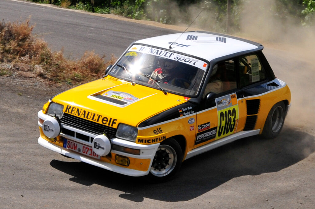 Yellow Renualt R5 car going through a turn