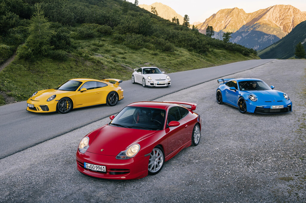 4 Porsche 911s positioned in 4 points on the road