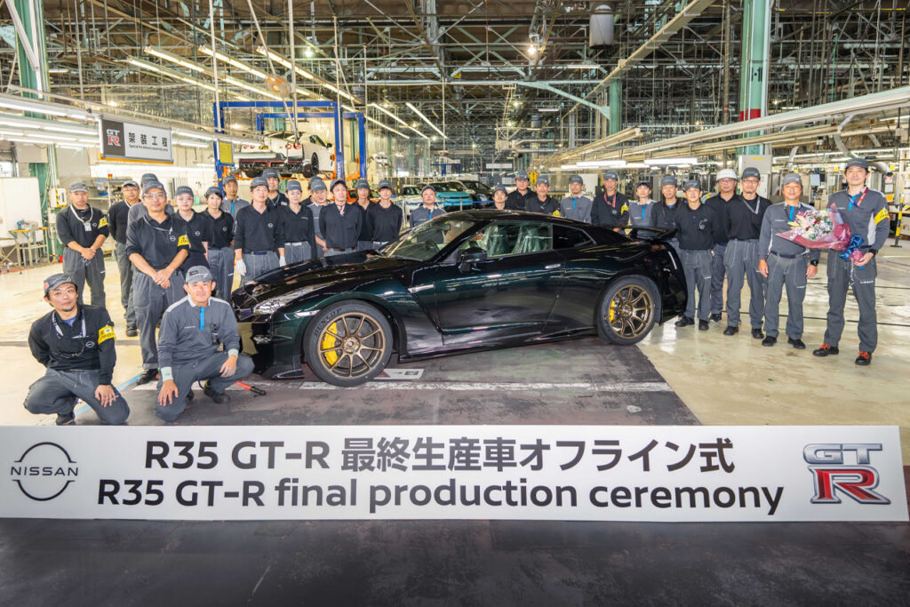 final midnight purple nissan r35 gt-r and workers